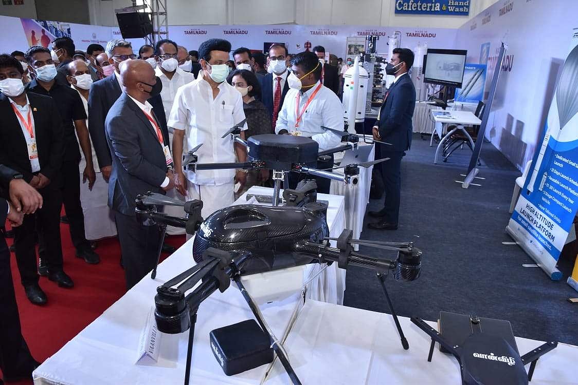 மாநாட்டில் பங்கேற்கும் நிறுவனங்கள் சார்பில் வைக்கப்பட்டிருக்கும் கண்காட்சியை முதல்வர் பார்வையிட்டார்.