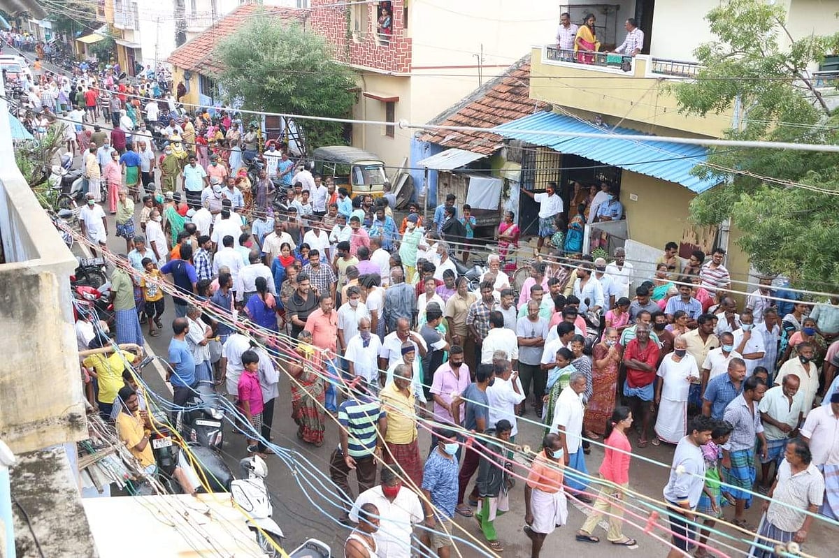 சேலம் கருங்கல்பட்டி பகுதியில் கேஸ் வெடித்த தகவலறிந்து அப்பகுதியில் திரண்ட அப்பகுதி பொதுமக்கள்.