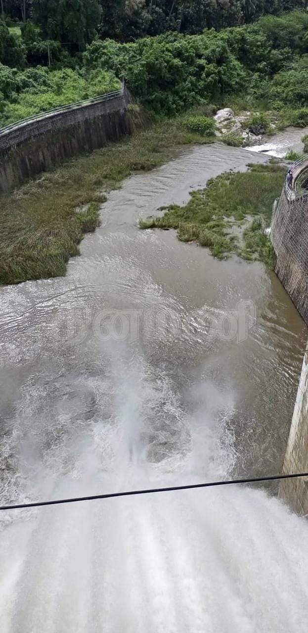 ஆணைமடுவு அணையில் இருந்து திறக்கப்பட்ட உபரிநீர், வசிஷ்ட நதிக்கு பாய்ந்து செல்லும் காட்சி.