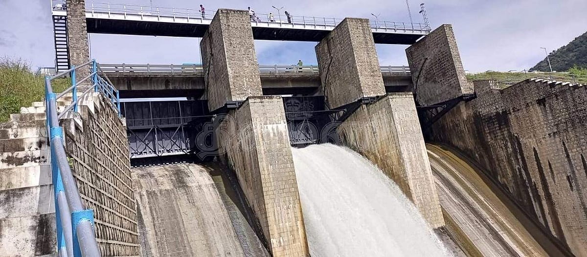 நிரம்பி வழியும் புழுதிக்குட்டை ஆனைமடுவு அணை.