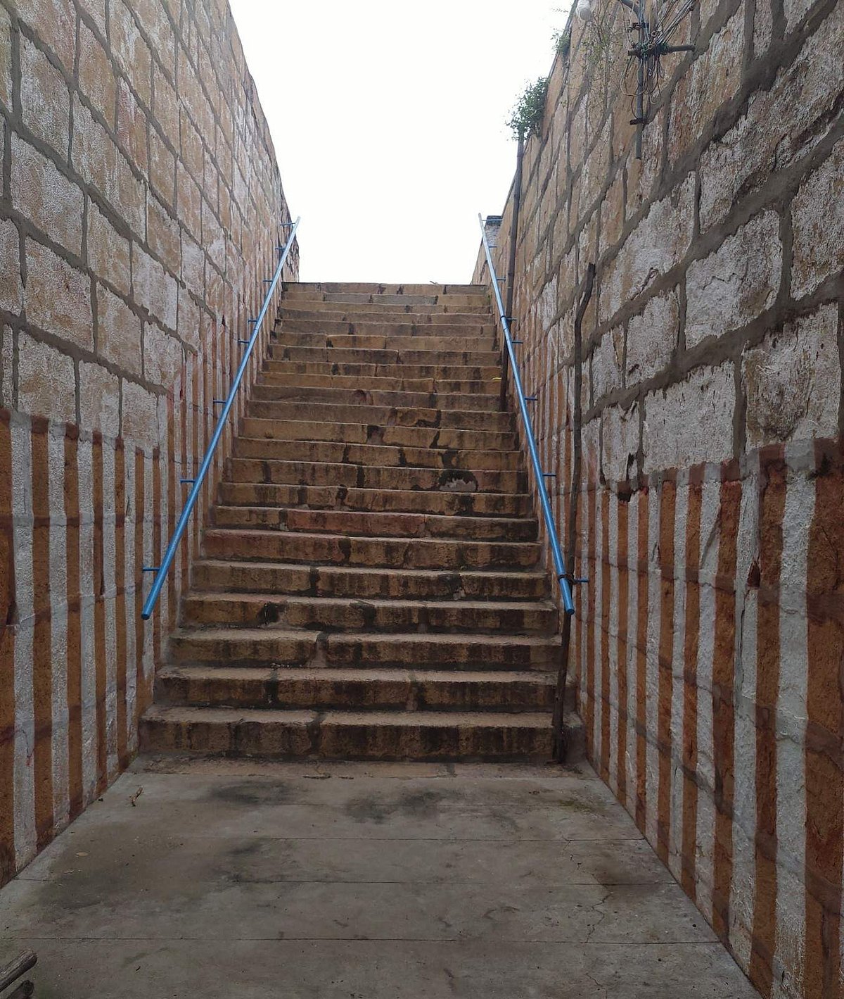    மலைக்கோயில் செல்வதற்கான படிக்கட்டுகள் 