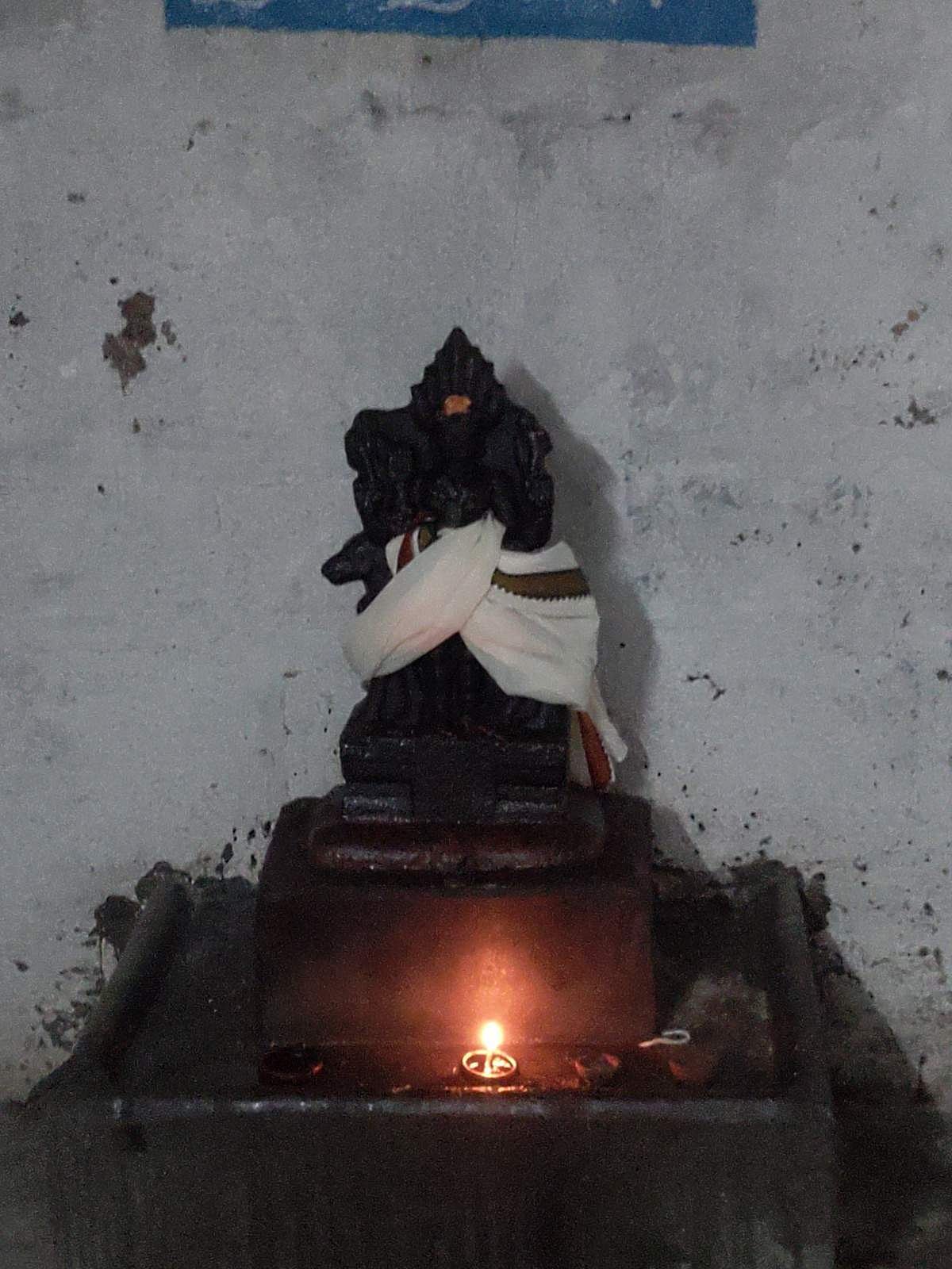 மேற்கு நோக்கியவாறு காட்சியளிக்கும் கால பைரவர்