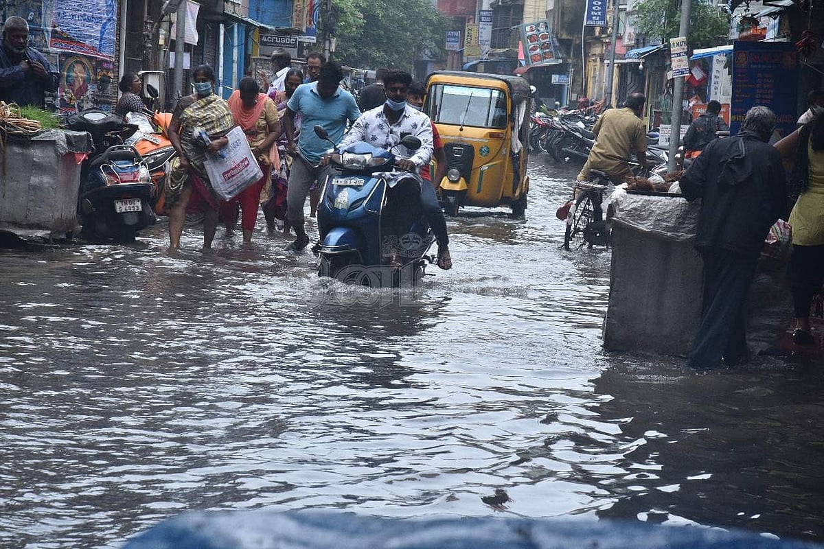 சென்னை திருவல்லிக்கேணி பெரிய தெருவில் தேங்கிய மழைநீர்.
