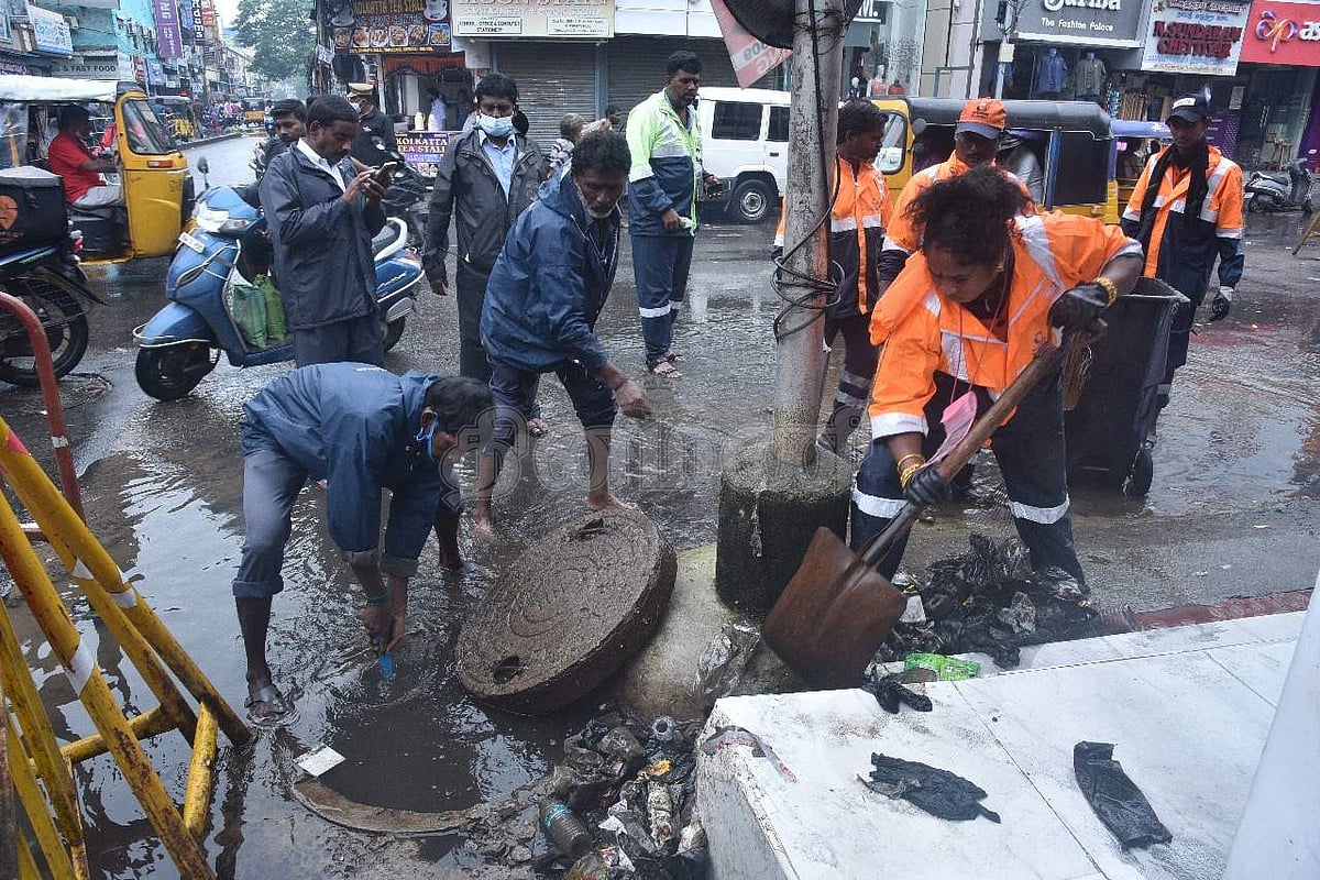 சென்னை திருவல்லிக்கேணி நெடுஞ்சாலை -பாரதி சாலை சந்திப்பில் மழை நீரை வெளியேற்றும் பணியில் ஈடுபட்டுள்ள மாநகராட்சி ஊழியர்கள்.