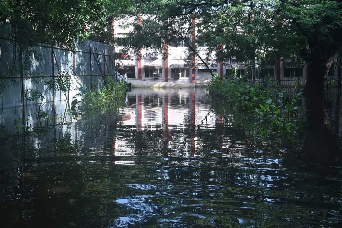 சென்னை கே.கே. நகர் அரசு புனர்வாழ்வு மருத்துவமனையைச் சூழ்ந்துள்ள வெள்ளம்.