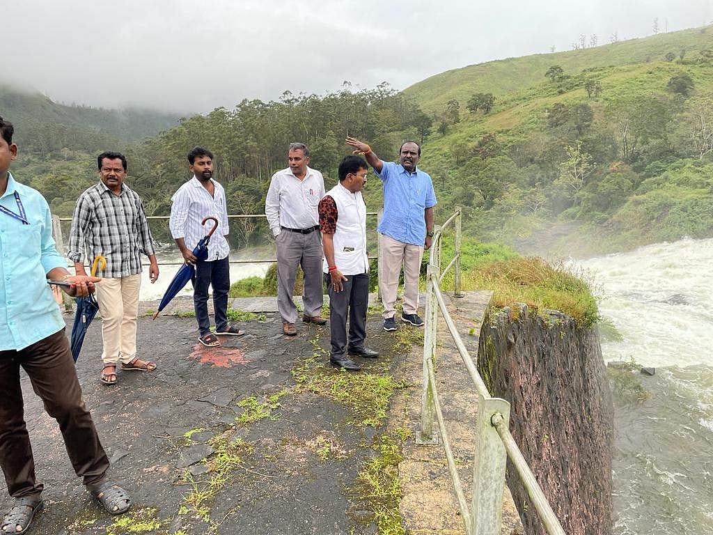 142 அடி நீர் மட்டத்தை முல்லைப் பெரியாறு அணையில் நிலைநிறுத்திய செவ்வாய்க்கிழமை அன்று,  அணை பகுதியில் ஆய்வு நடத்திய தமிழக பொறியாளர்கள்.
