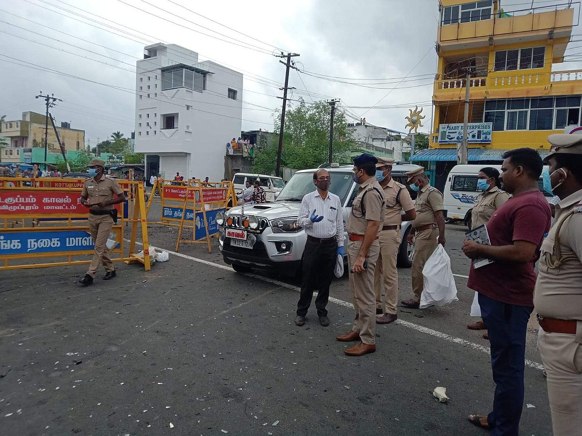 பட்டாசு விபத்தின் தன்மை குறித்து தடய அறிவியல் துறை துணை இயக்குநர் சண்முகத்திடம் கேட்டறிந்த விழுப்புரம் மாவட்டம் எஸ்.பி. ஸ்ரீநாதா.