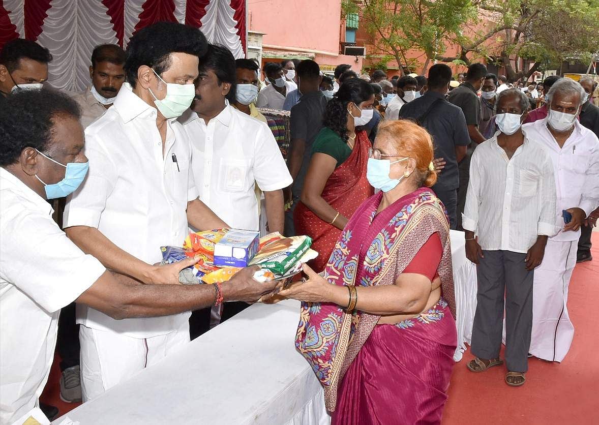 கொளத்தூர், வெங்கடேஸ்வரா நகரில் உள்ள ஸ்கை மஹாலில் மழை வெள்ளத்தால் பாதிக்கப்பட்ட மக்களுக்கு முதல்வர் நிவாரணப் பொருட்களை வழங்கினார்.