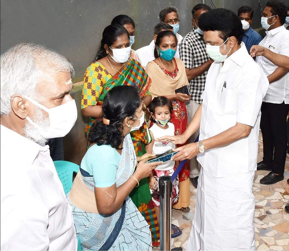 திரு.வி.க மண்டலத்தைச் சேர்ந்த சபாபதி தெருவில் 23.11.2021 அன்று இரண்டு மாடி குடியிருப்பு வீட்டின் முதல் தளம் சுவர் இடிந்து விழுந்த விபத்தில் காயமடைந்த ஜெயலட்சுமி, பி.எஸ்.சுதா மற்றும் மோகனா ஆகியோரது இல்லத்திற்கு சென்று உதவித்தொகை அளித்து உடல்நலம் குறித்தும் கேட்டறிந்தார் முதல்வர் ஸ்டாலின்.