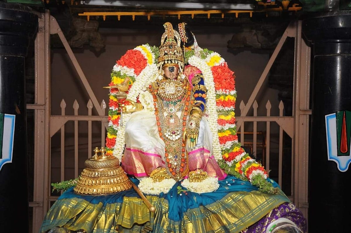 ஸ்ரீரங்கம் அரங்கநாதசுவாமி திருக்கோயில் வைகுந்த ஏகாதசி பகல் பத்து பத்தாம் நாளான திங்கட்கிழமை அர்ச்சுன மண்டபத்தில் மோகினி அலங்காரத்தில் பக்தர்களுக்கு காட்சியளித்தார் நம்பெருமாள்.