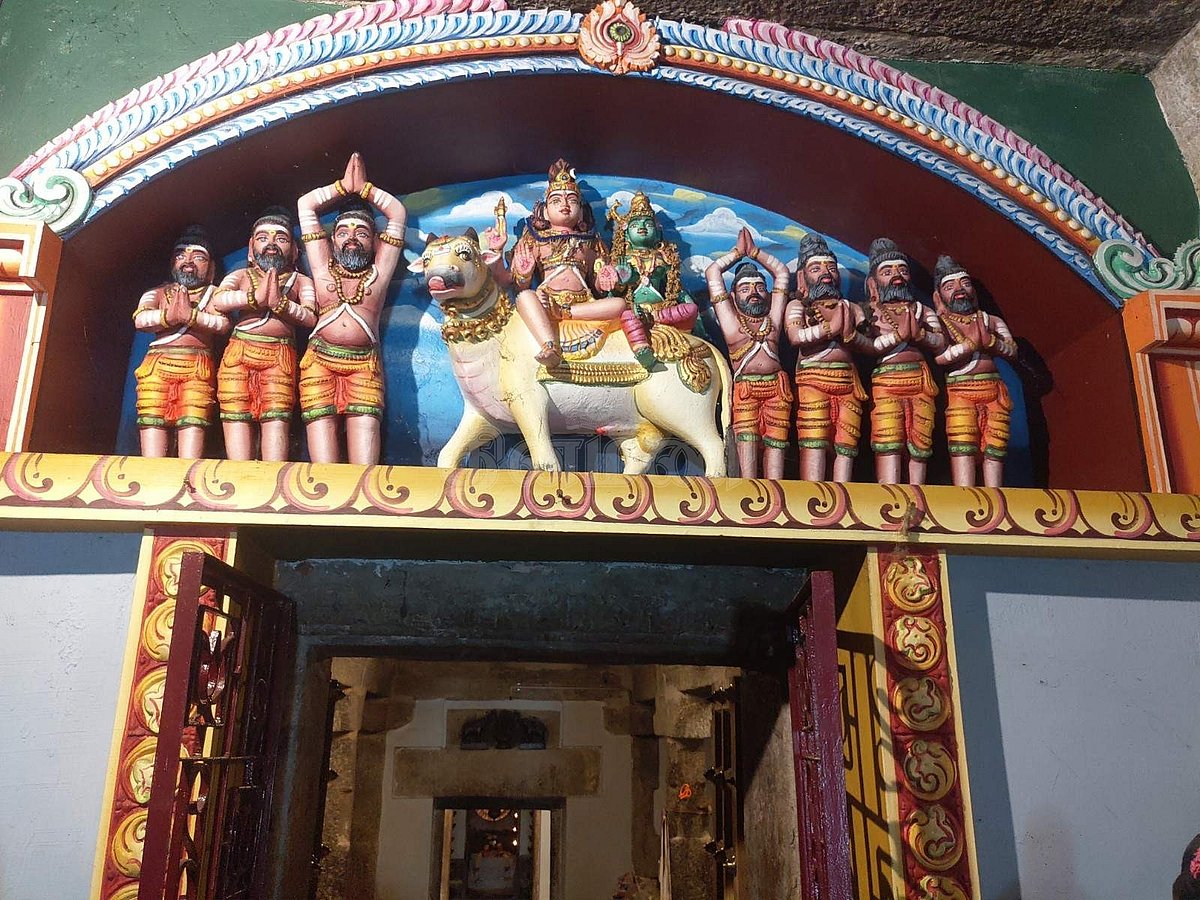 கோயில் இறைவன் சன்னதி நுழைவுவாயில் மேல்பகுதியில் அமைந்துள்ள காளை வாகனத்தில் எழுந்தருளிய  அருள்மிகு குங்குமாம்பிகை அம்மன் உடனுறை  சப்தரிஷீசுவரரை வணங்கும் சப்தரிஷிக்களின் சிற்பங்கள் 