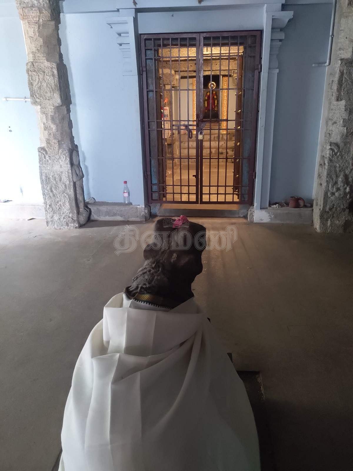 குங்குமாம்பிகை அம்மன் சன்னதிக்கு நேரெதிரில் எழுந்தருளியுள்ள நந்தியெம்பெருமான்