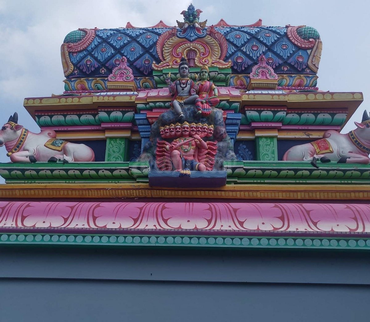 ராவணன் வணங்கிய சிவலிங்கம் அமைந்துள்ள கோபுரத்தின்  மேல்பகுதியில் காணப்படும்  பத்துத்தலை ராவணனின் சிற்பங்கள்