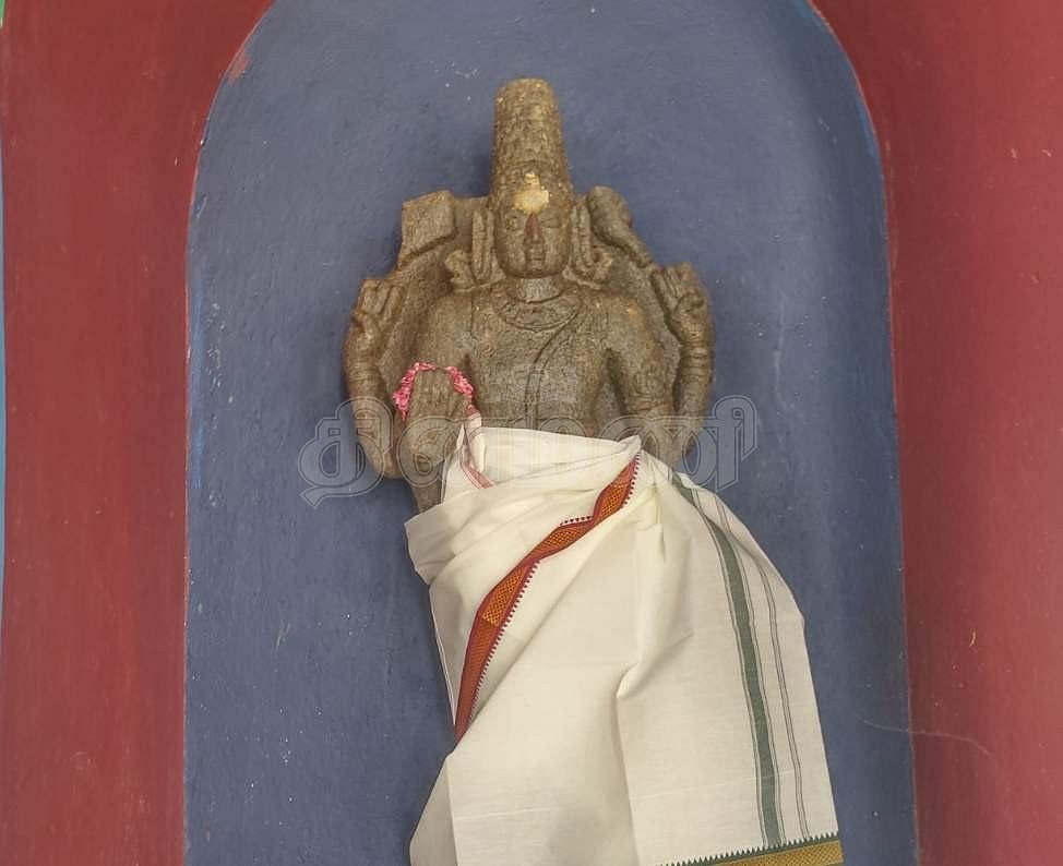 மூன்று விரல்களை மடக்கியபடி எழுந்தருளியுள்ள திருமால் 