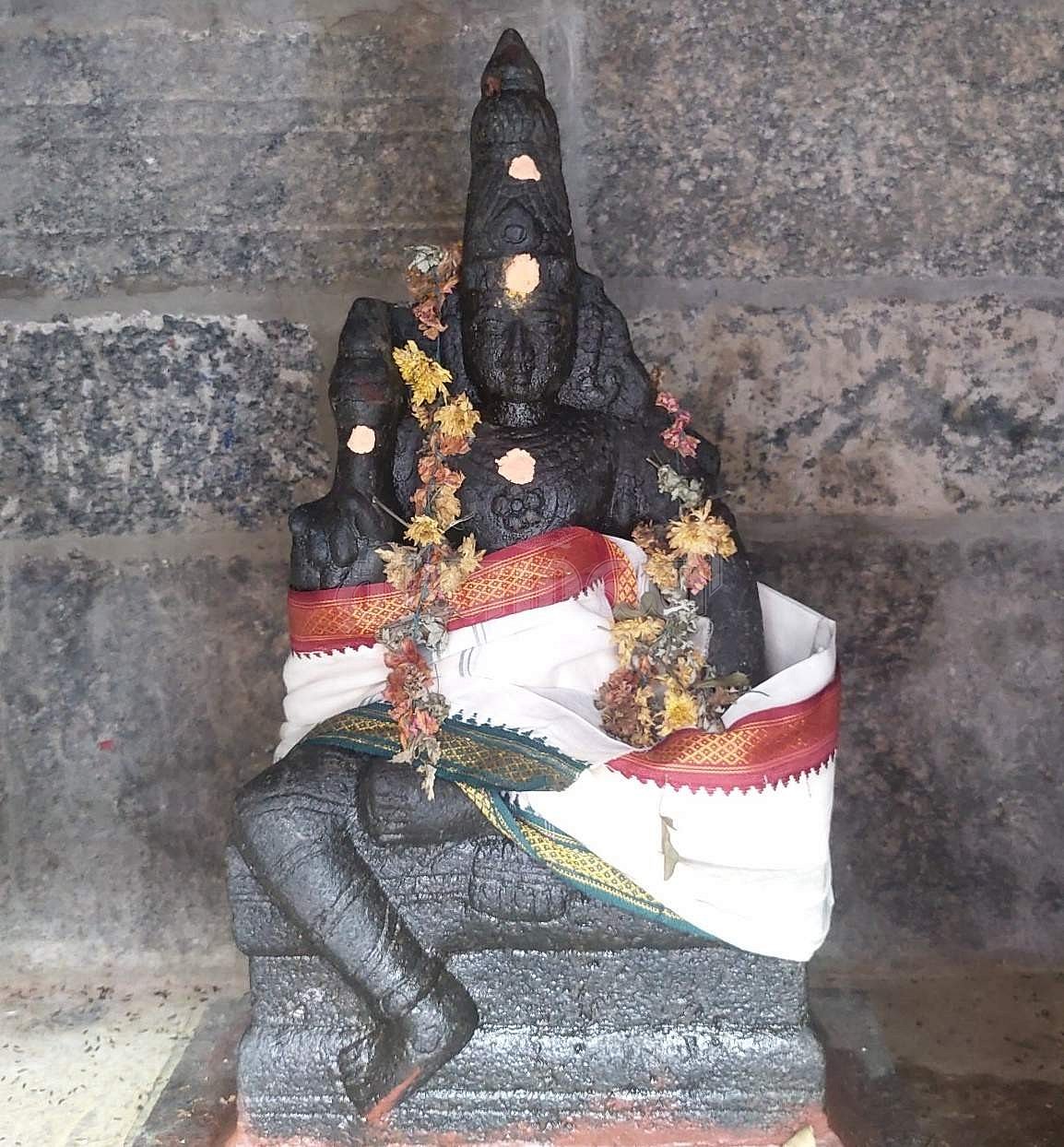 அருள்மிகு சண்டிகேசுவரர் - கால்களை மடக்கிய நிலையில் கோலம்