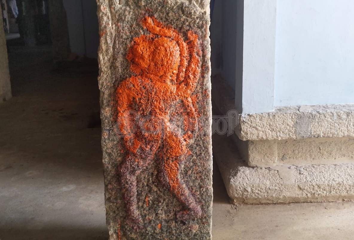 கோயில் பிரகாரத் தூணில் காணப்படும் ஆஞ்சனேயர் சிற்பம்