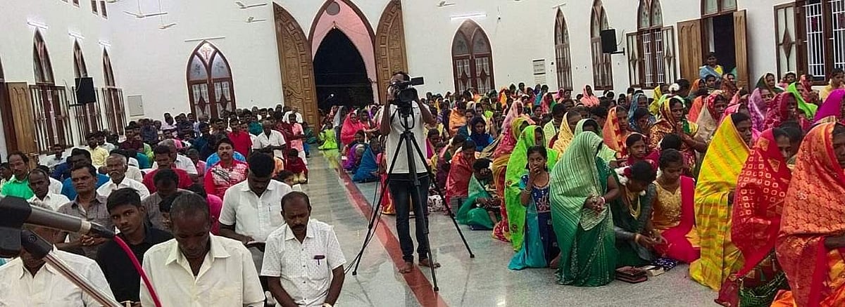 மேட்டூர் சி.எஸ்.ஐ. பரிசுத்த திரித்துவ ஆலயத்தில் நடைபெற்ற கிறிஸ்துமஸ் சிறப்பு ஆராதனையில் கலந்து கொண்டவர்கள்