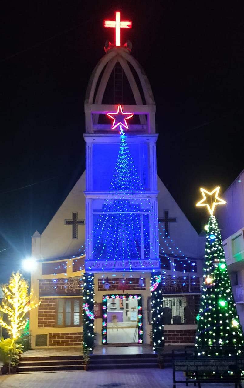 மின் விளக்குளால் பிரகாசிக்கும் பத்தாம் பத்திநாதர் தேவாலயம்.