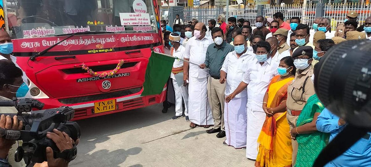 பேருந்து இயக்கத்தைக் கொடியசைத்து தொடங்கி வைக்கிறார் மாவட்ட ஆட்சியர் தினேஷ் பொன்ராஜ் ஆலிவர்.