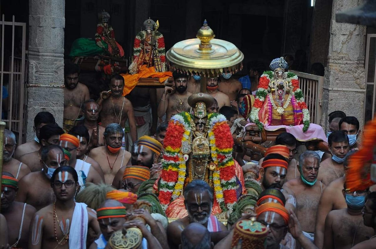 ஸ்ரீரங்கம் அரங்கநாத சுவாமி திருக்கோயில் வைகுந்த ஏகாதசி விழா ஐந்தாம் திருநாளான புதன்கிழமை காலை மூலஸ்தானத்திலிருந்து பாண்டியன் கொண்டை  சிறப்பு அலங்காரத்தில் எழுந்தருளிய நம்பெருமாள்