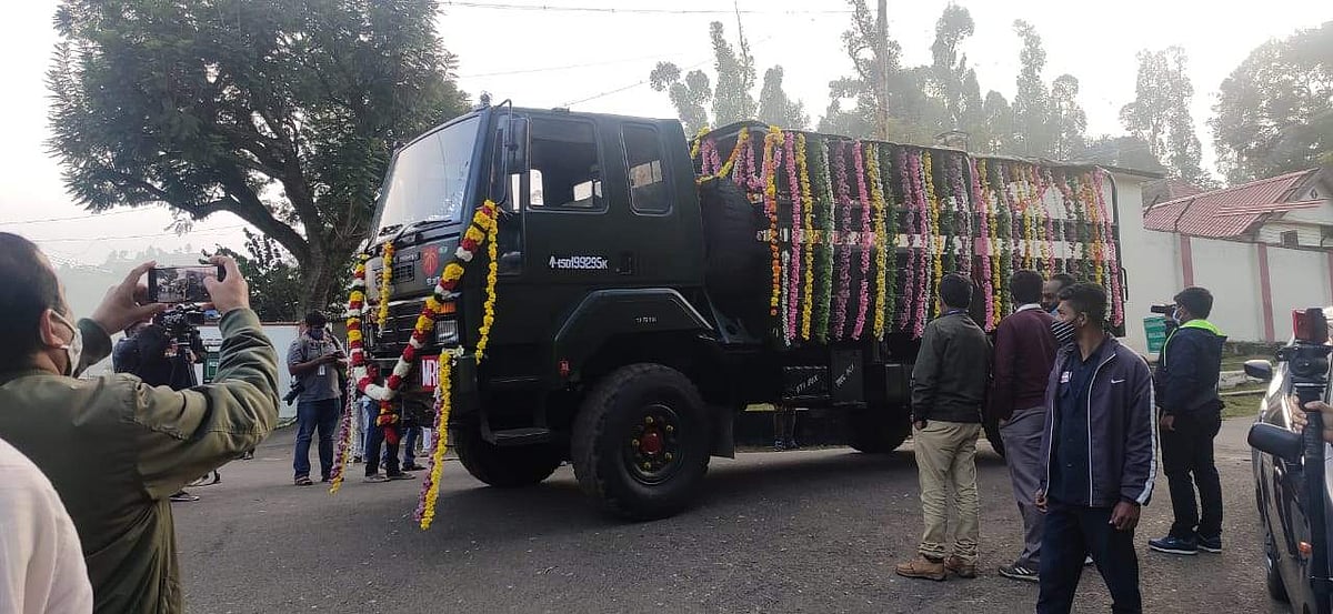 மலரால் அலங்கரிக்கப்பட்ட வாகனம்