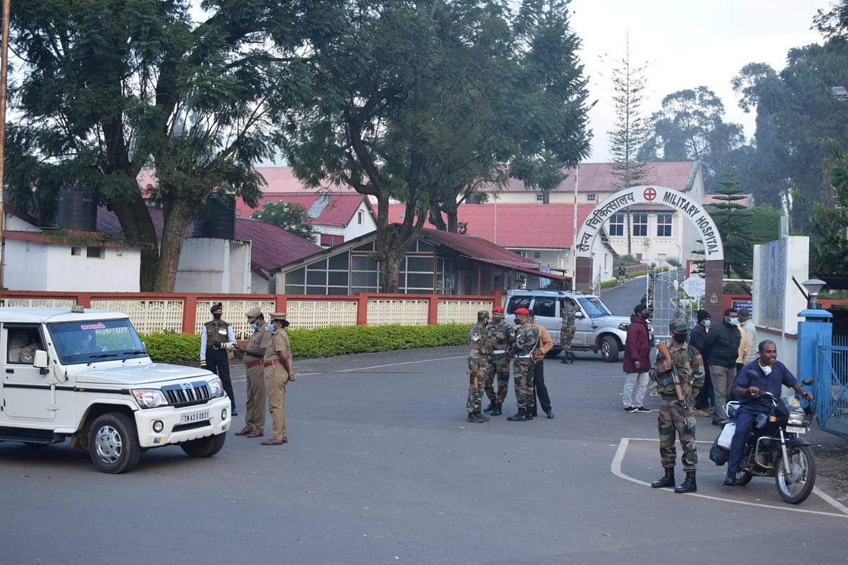 பாதுகாப்புப் பணியில் ராணுவ வீரர்கள் மற்றும் காவல்துறையினர்