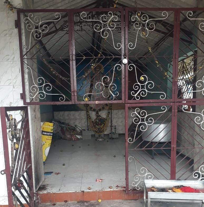 உண்டியல் கொள்ளை முயற்சி நடந்த மேட்டுப்பட்டி மாரியம்மன் கோவில்.