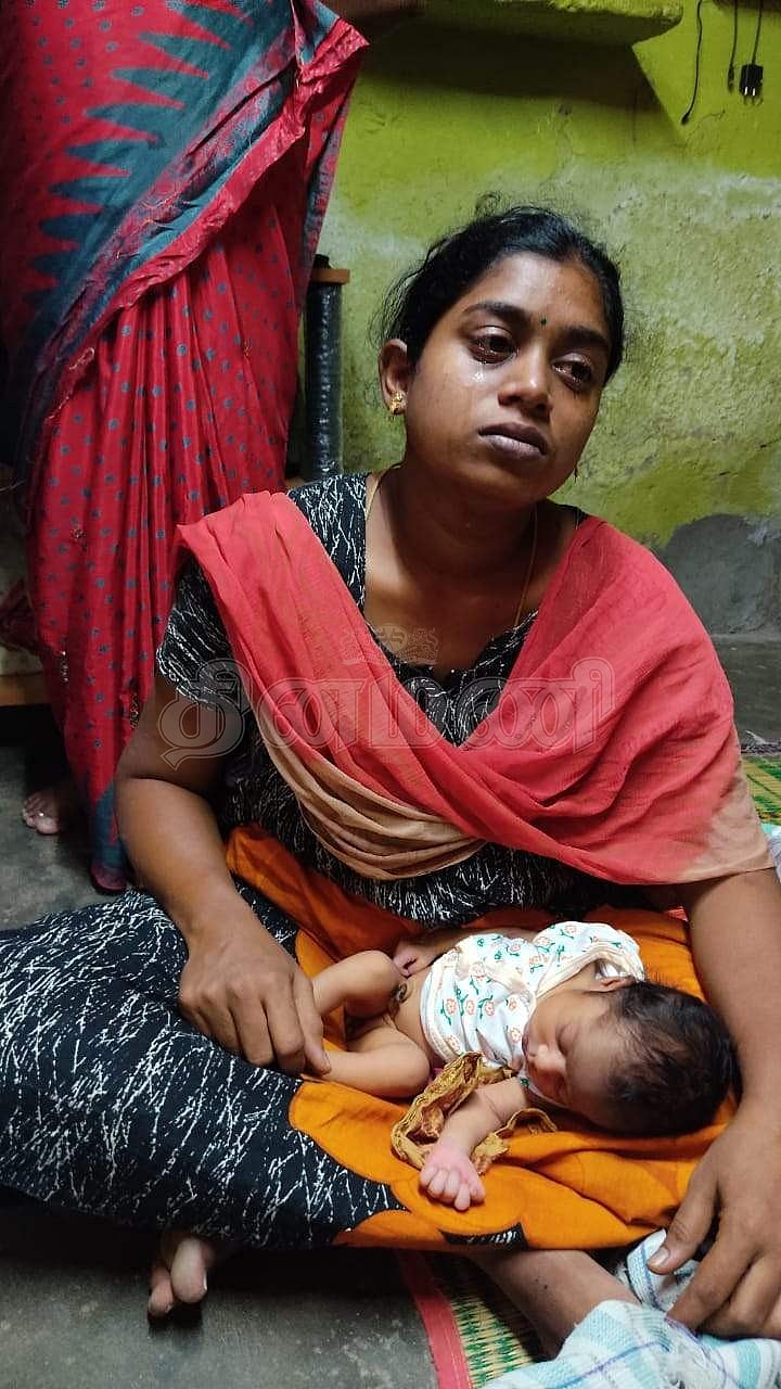 உயிருடன் மீட்கப்பட்ட குழந்தையுடன் புவனேஸ்வரி.