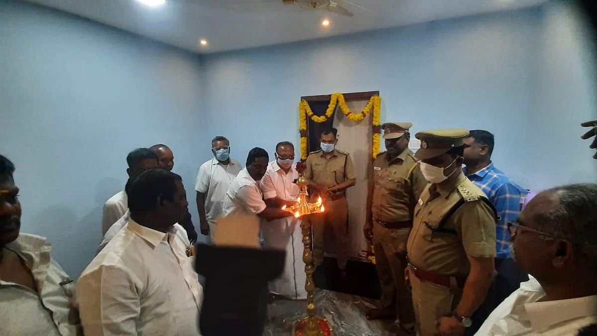 புதிய கட்டடத்தில் குத்து விளக்கேற்று மாவட்ட காவல் கண்காணிப்பாளர் எம்.துரை.