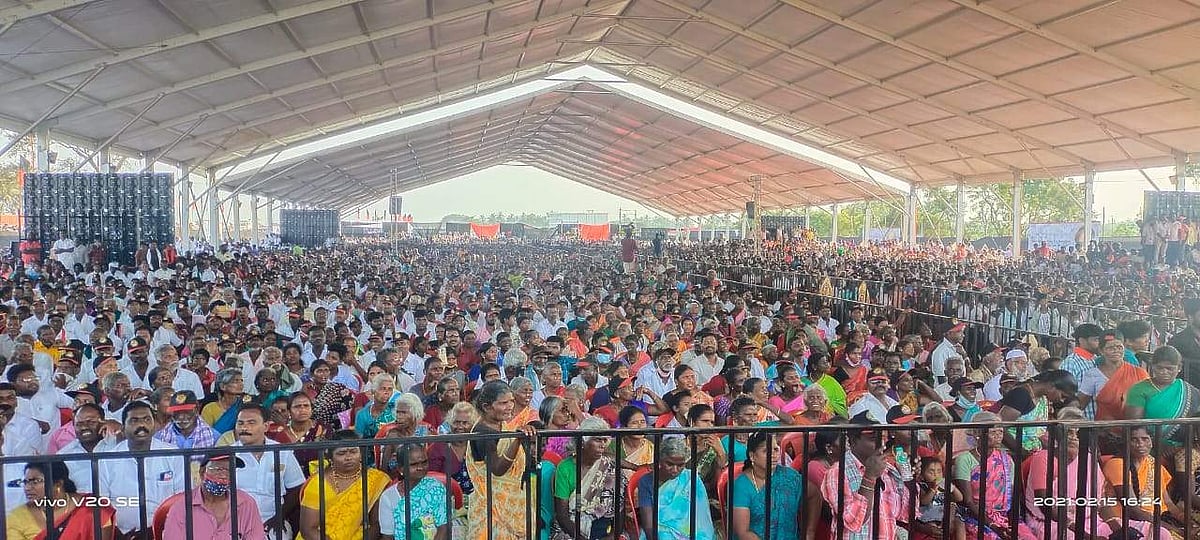 அரியலூர் மாவட்டம், கொல்லபுரம் கிராமத்தில் திங்கள்கிழமை மாலை நடைபெற்ற உங்கள் தொகுதியில் ஸ்டாலின் நிகழ்ச்சியில் பங்கேற்றோரின் ஒரு பகுதி.