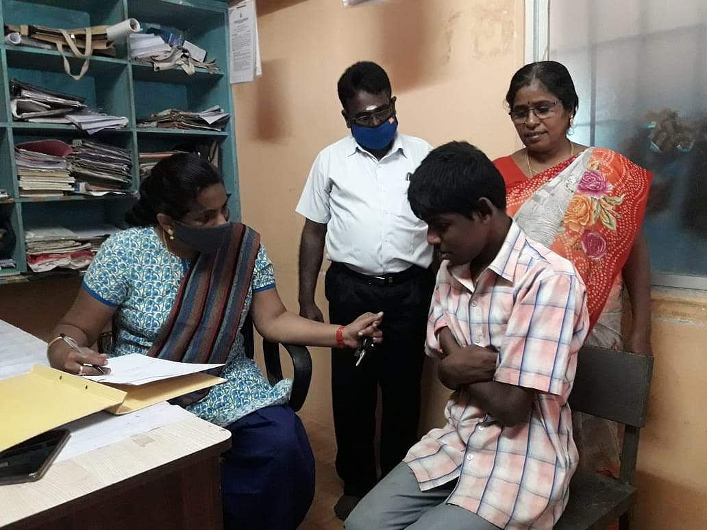 மன நலம் குன்றிய மாணவரை பரிசோதிக்கும் மனநல மருத்துவர் நாகனிகா