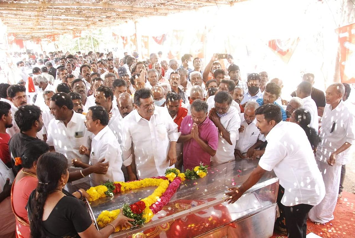 மதுரை மாவட்டம் உசிலம்பட்டி அடுத்த கீழே வெள்ளமலைபட்டியில் அஞ்சலி செலுத்தும் கம்யூனிஸ்டு தொண்டர்கள் மற்றும் பொதுமக்கள்