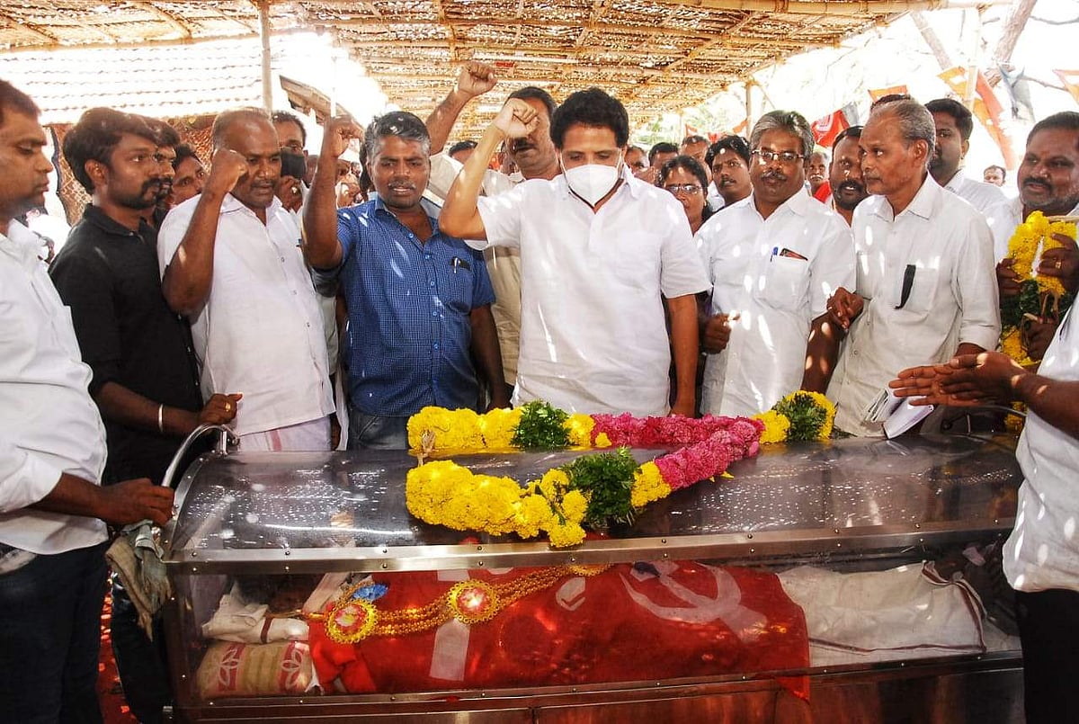 தா.பாண்டியன் உடலுக்கு அஞ்சலி செலுத்தும் மதுரை மக்களவை உறுப்பினர் வெங்கடேசன்