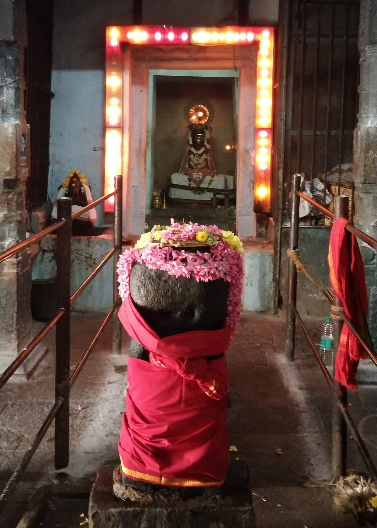 மூலவர் பரிதியப்பரும்  முன்னால்  நின்ற நிலையில் சூரியனும்