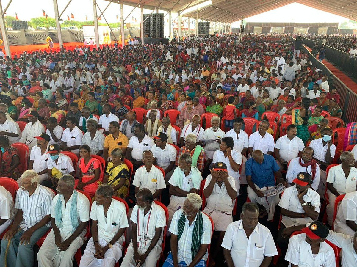 கூட்டத்திற்கு வந்த மக்கள்.