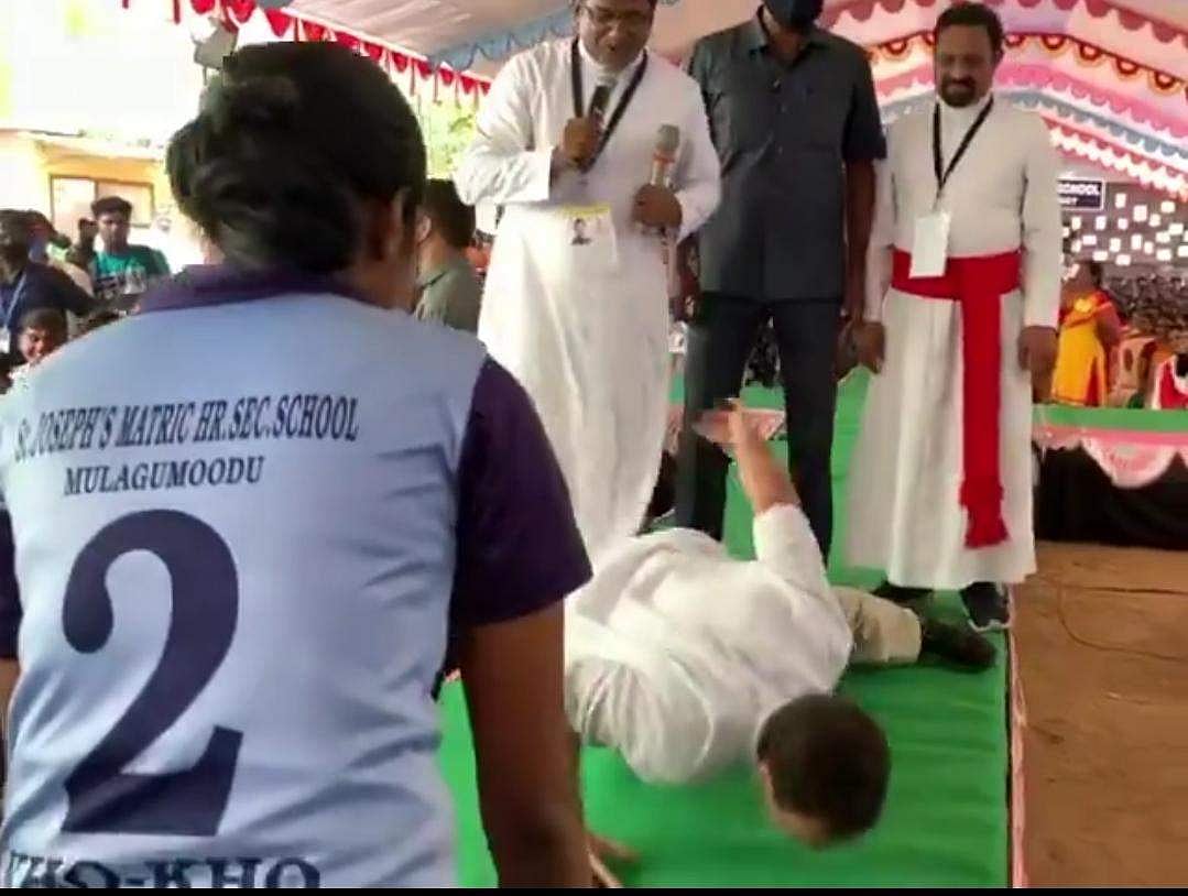 மாணவிகள் மத்தியில் தண்டால் உடற்பயிற்சி செய்த ராகுல் காந்தி