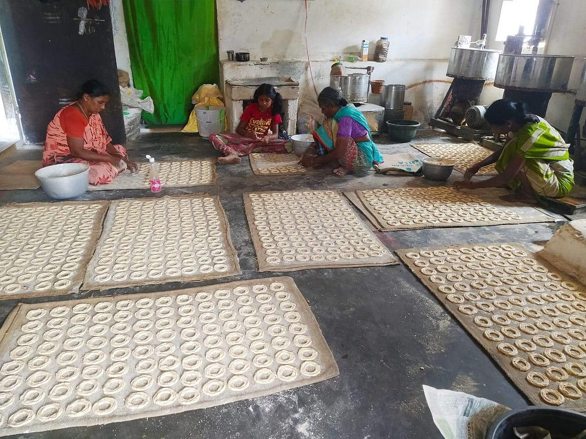 முறுக்கு தயாரிப்பு பணியில் ஈடுபட்டுள்ள பெண் தொழிலாளர்கள்