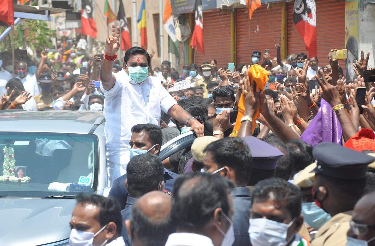 எடப்பாடியில் தேர்தல் பிரச்சார அலுவலகத்தை திறந்துவைத்து திங்கள்கிழமை தொண்டர்கள் மத்தியில் இரட்டை இலை சின்னத்தைக் காட்டும் முதல்வர் எடப்பாடி கே பழனிச்சாமி.