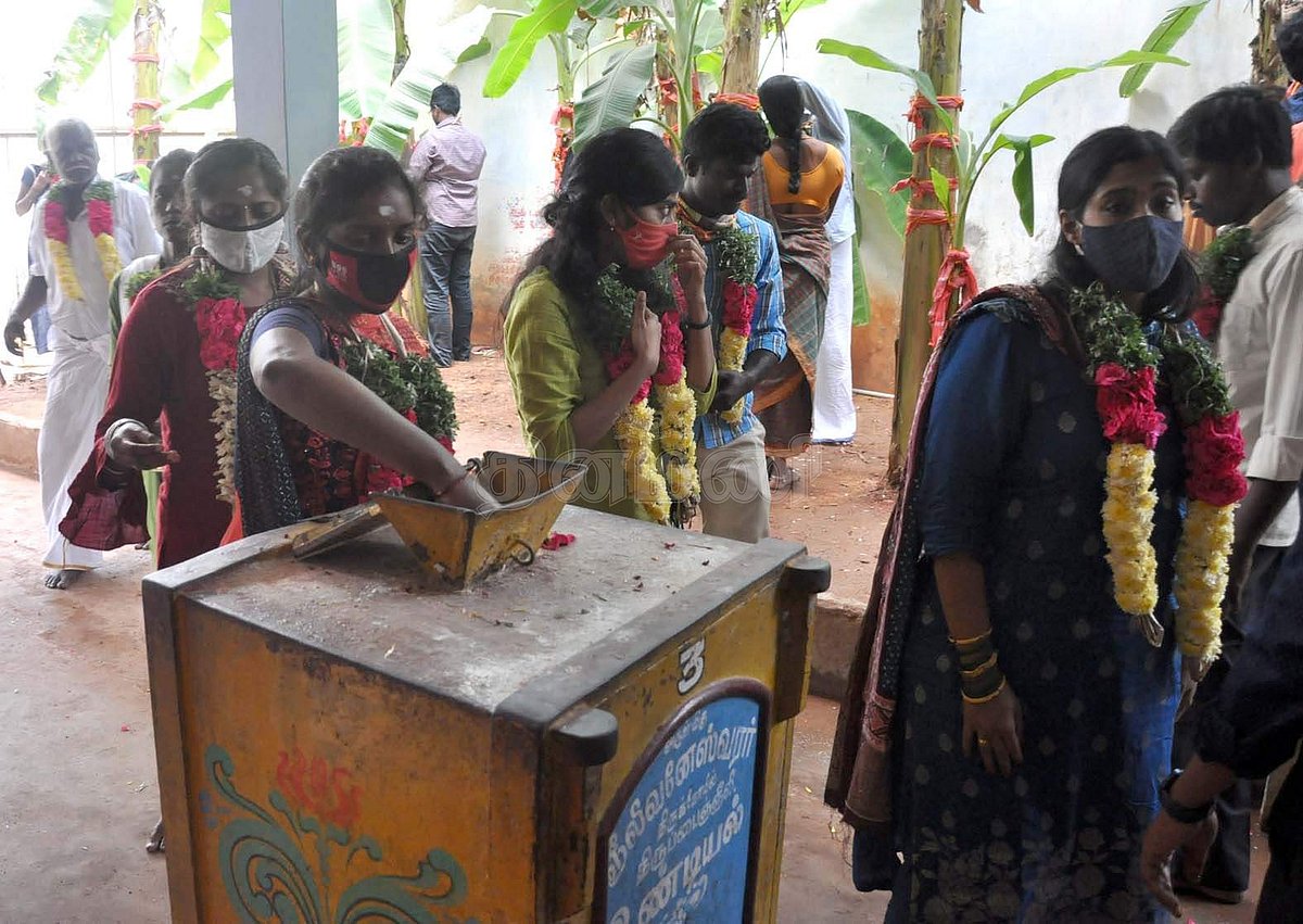 கல்வாழைக்குப் பரிகாரம் செய்த பின்னர், மாங்கல்ய பொட்டுவை உண்டியலில் செலுத்தும் பெண்