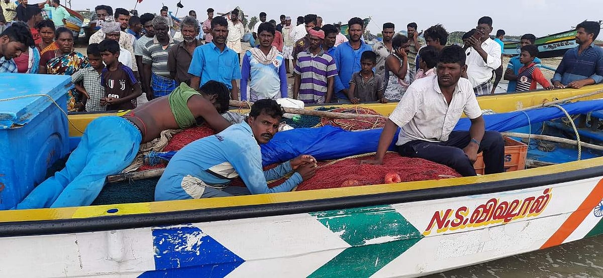 கோடியக்கரைக்கு அப்பால் கடலில் மீன்பிடித்தபோது தாக்கப்பட்டு காயமடைந்த நிலையில் வெள்ளப் பள்ளம் கடற்கரைக்கு திரும்பிய மீனவர்கள்