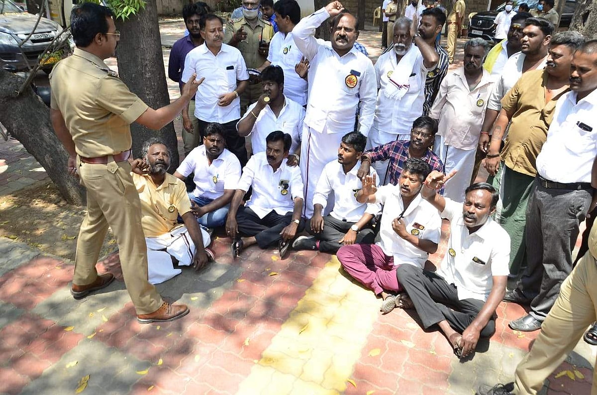 போராட்டத்தில் ஈடுபட்ட திமுகவினர்