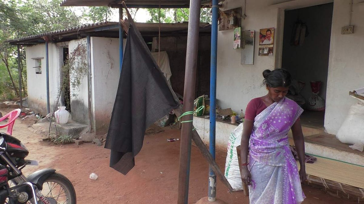 தேர்தலை புறக்கணித்து வீட்டில் கறுப்புக்கொடி