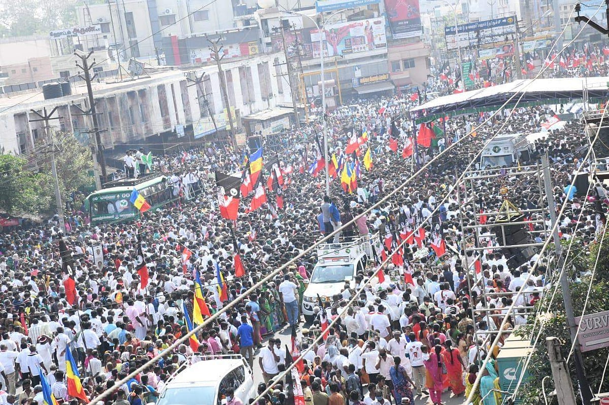 முதல்வர் எடப்பாடி கே பழனிசாமி முன்னிலையில், முன்னாள் அமைச்சர் சின்னசாமி  தன் ஆதரவாளர்களோடு கட்சியில் இன்று மீண்டும் இணைந்தபோது