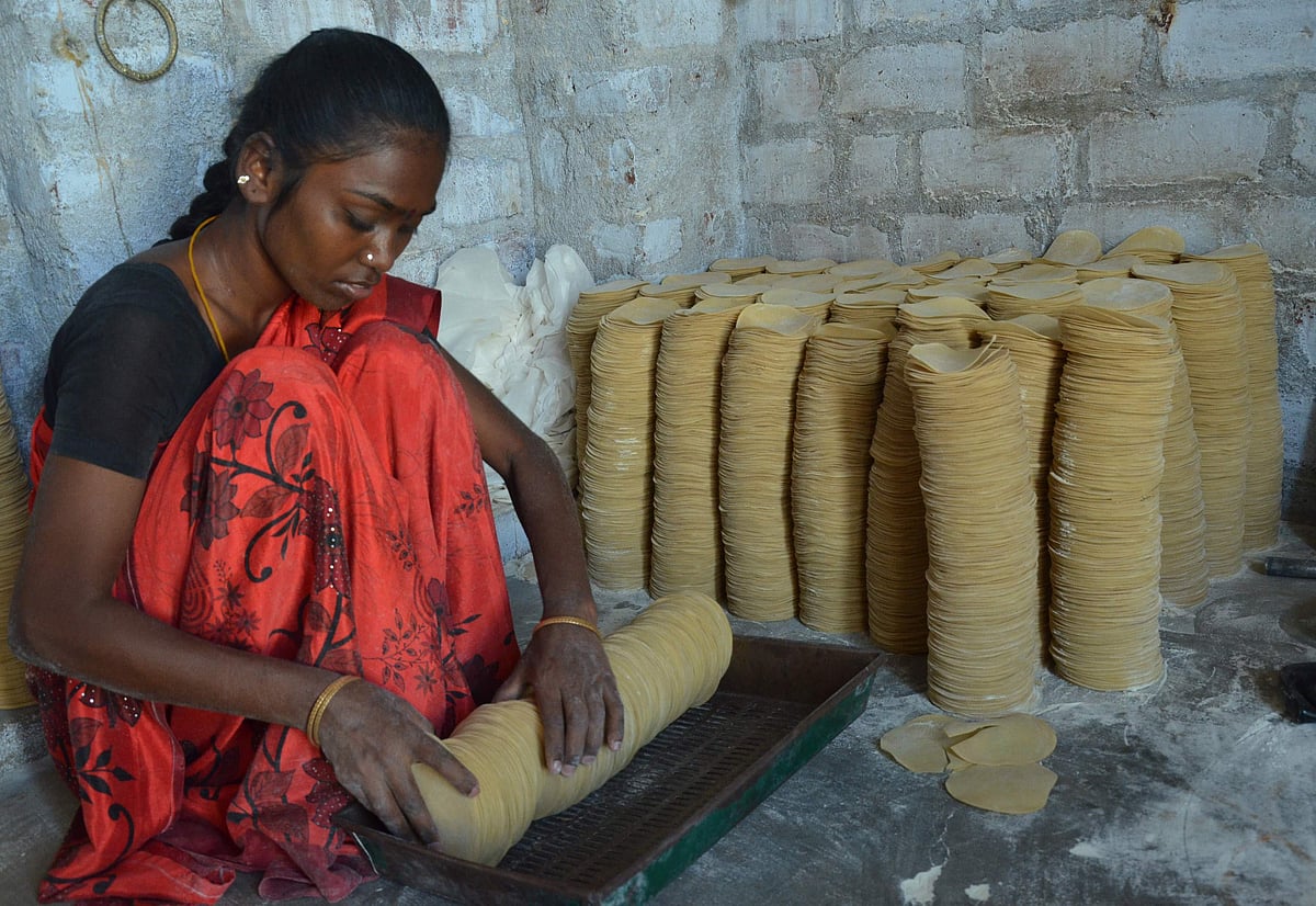அப்பளம் தயாரிப்பில் பெண்