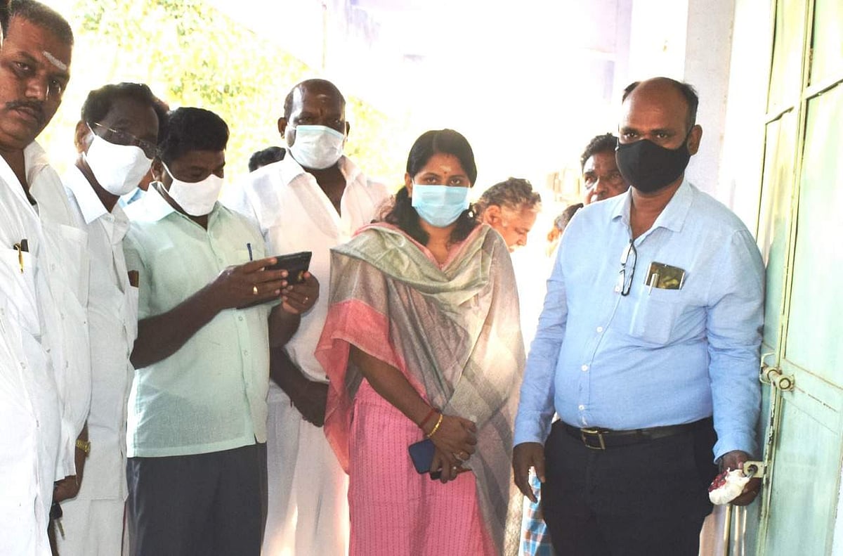 சங்ககிரி சட்டப்பேரவை தொகுதிக்கான வாக்குப்பதிவு இயங்திரங்கள் பாதுகாப்பு மையத்தில் வைக்கப்பட்டு அறையை மூடி முத்திரையிடப்பட்டதை அனைத்து அரசியல் கட்சி நிர்வாகிகளிடம் செவ்வாய்க்கிழமை காண்பிக்கிறார் சங்ககிரி தொகுதி தேர்தல் அலுவலர் கோ.வேடியப்பன்.