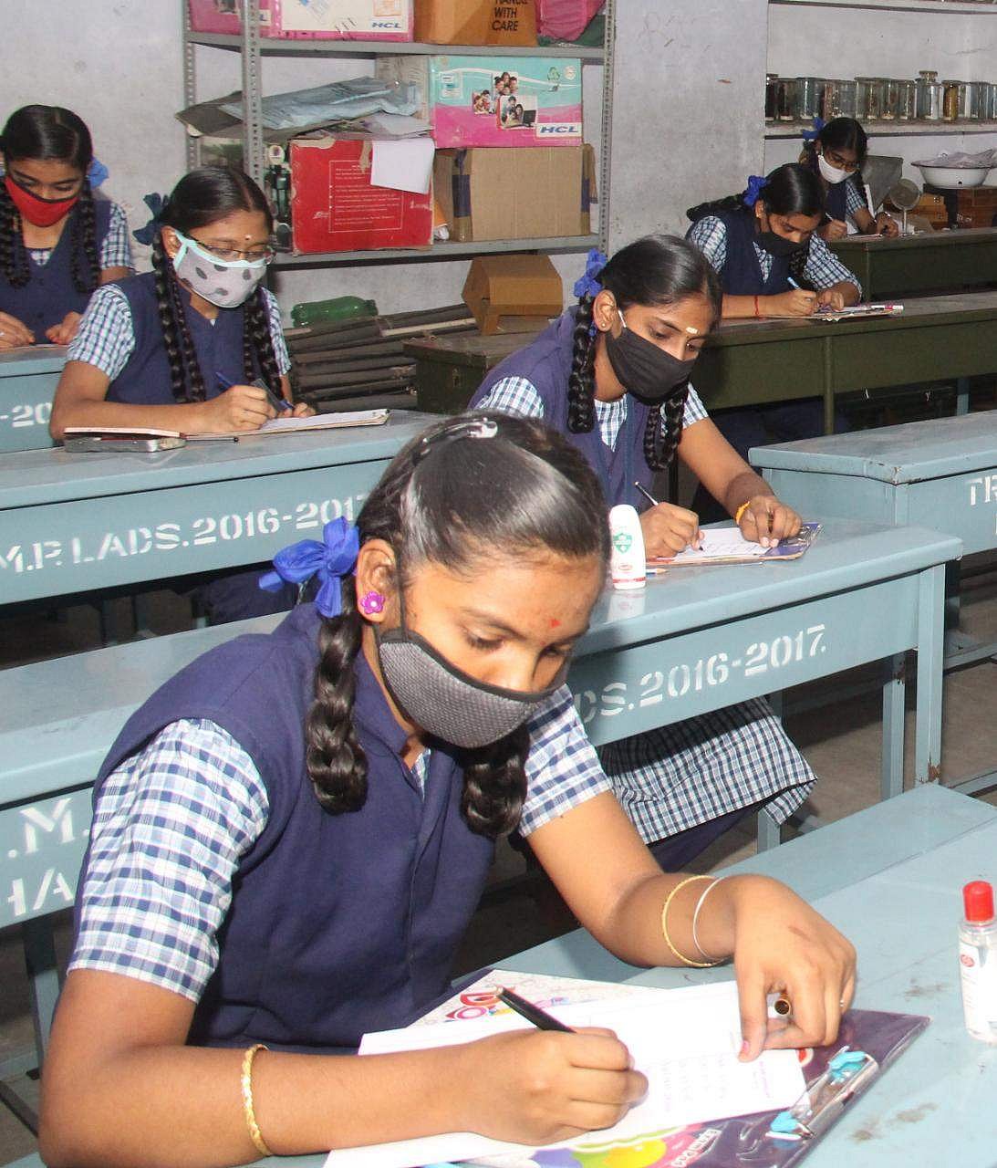 சேலம் கோட்டை அரசு பெண்கள் மேல்நிலைப்பள்ளியில் வெள்ளிக்கிழமை நடைபெற்ற தாவரவியல் தேர்வு எழுதும் +2 வகுப்பு மாணவிகள்