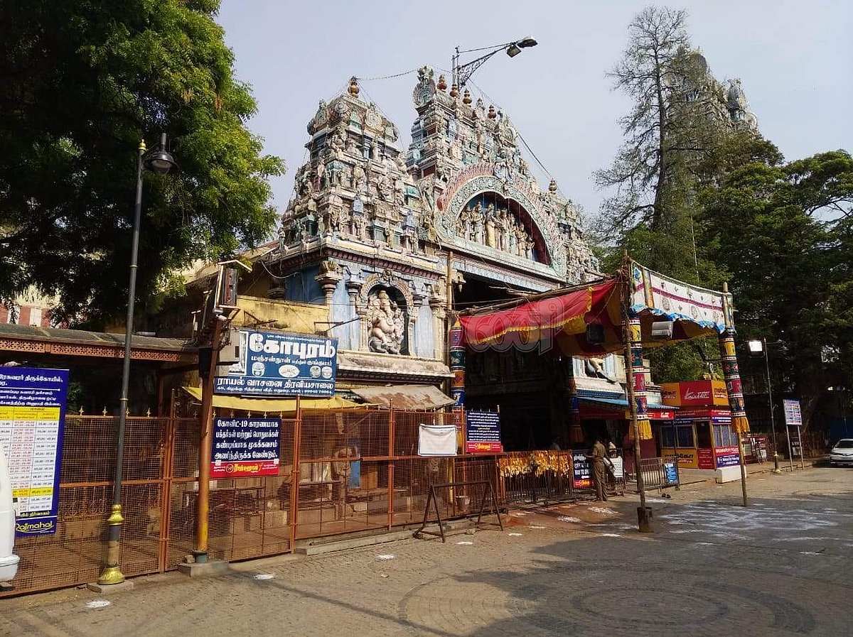 மீனாட்சி சுந்தரேசுவரர் கோயில் சித்திரைத் திருவிழாவில் திருக்கல்யாண வைபவத்துக்கு பக்தர்கள் அனுமதிக்கப் படாததால் வெறிச்சோடி காணப்படும் கோயில் கோபுரம்.