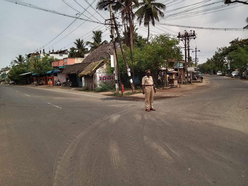 காரைக்காலில் வெறிச்சோடிய சாலைகள்