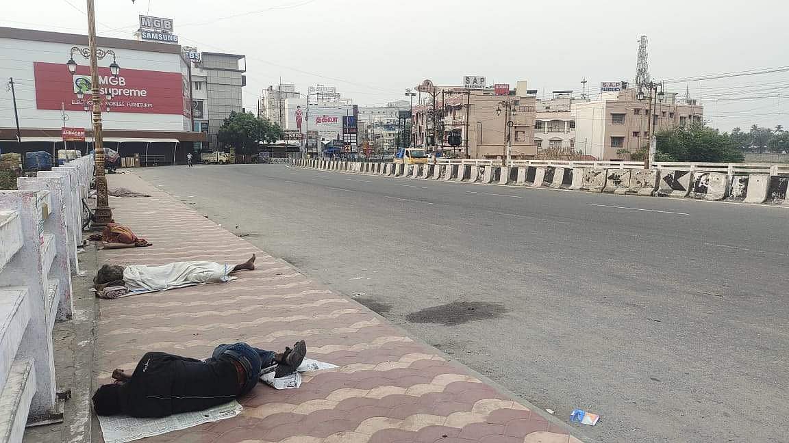 வெறிச்சோடி காணப்பட்ட வளர்மதி நொய்யல் பாலம்