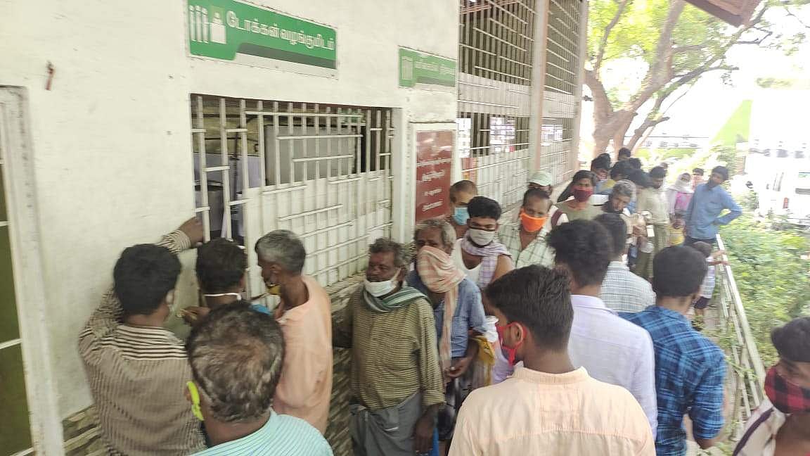   திருப்பூர் அம்மா உணவகத்தில் வரிசையில் நிற்கும் பொதுமக்கள்.  